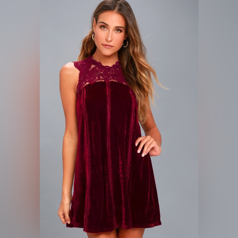 Lulu’s Burgundy Crocheted Lace Velvet Shift Dress, Medium